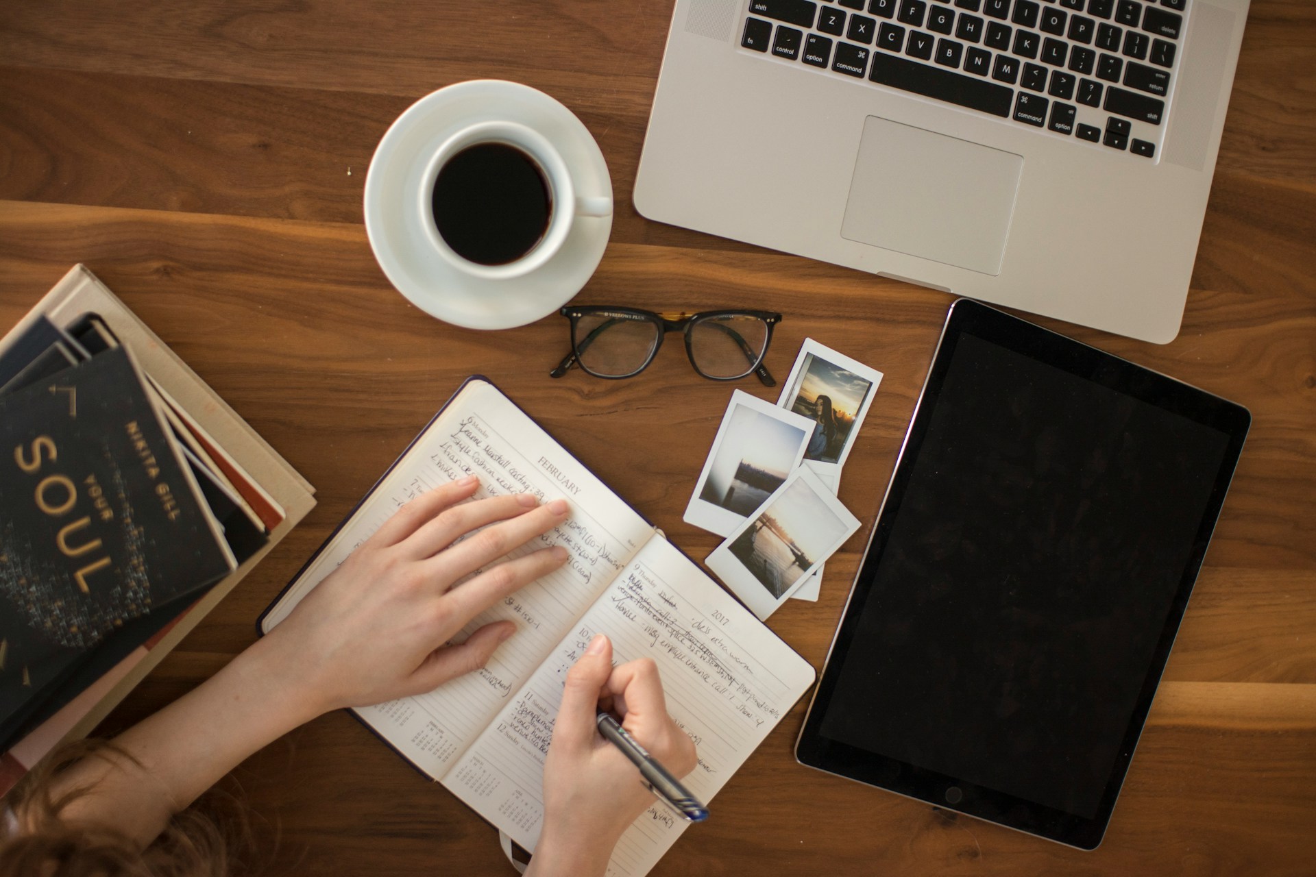 Everyday Ease Desk – a workspace shaped for simpler days